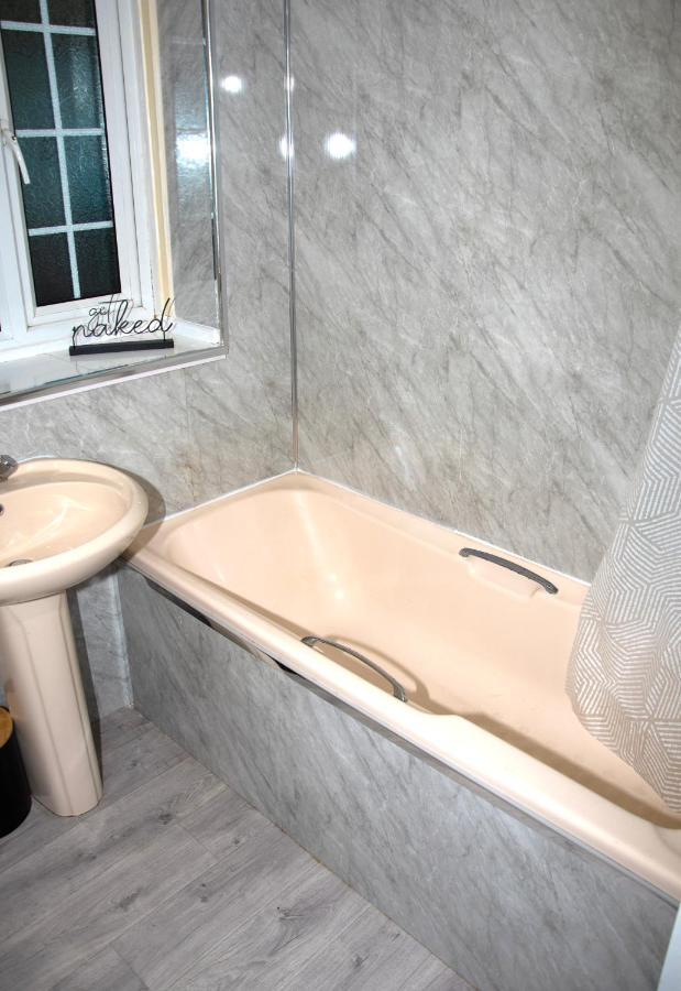 Xb Property - Comfy House Perfect For Families Contractors Relocators 西布罗姆维奇 外观 照片
